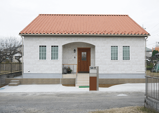 蓮田市　木造平屋建て南欧風の家、高断熱、高気密、自然素材、床下AC全館暖房仕様