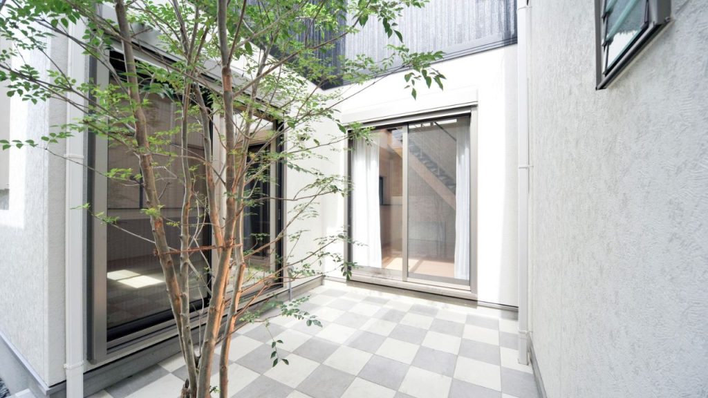 中庭連結型|「光」と「風」を共有し、視線は遮る贅沢な距離感